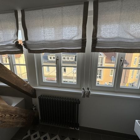 Referenzen - Innenausbau eines Zimmers mit Dachschräge und Fenstern