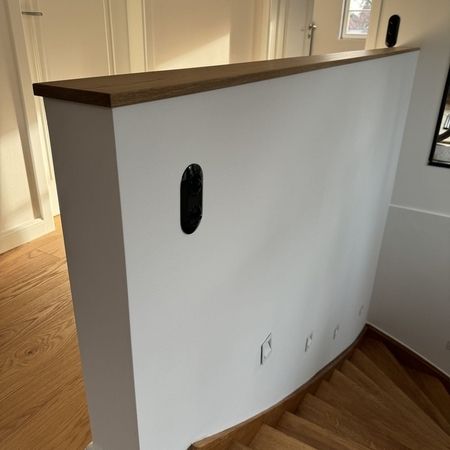 Referenzen - Treppe aus Holz mit weißer Wand